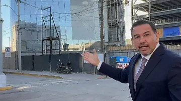 El transformador de luz le responde a la vieja que se hace llamar gobernadora y le dice que no mame que solo es un oyito en la calle