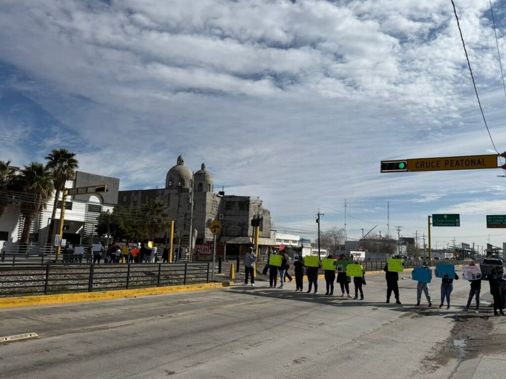 MANIFESTANTES DICEN ´´JUSTICIA´´ Y LOS AUTOMOVILISTAS DICEN ´´CHINGUEN A SU MADRE´´